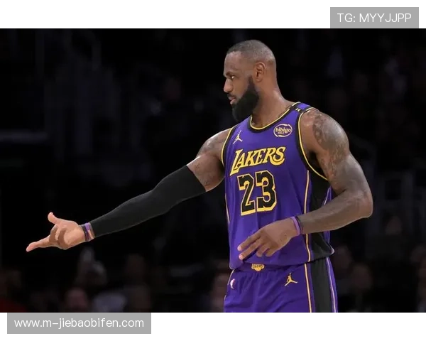 詹姆斯开局连续暴扣展现良好竞技状态