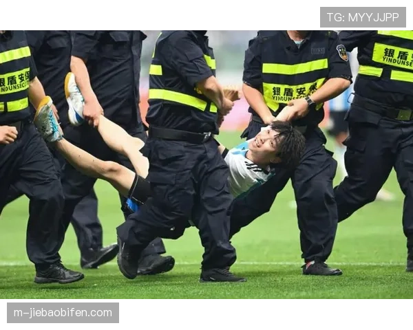 场边花絮:勒阿弗尔小球迷闯入球场拥抱偶像,被保安友善带离 场边花絮:勒阿弗尔小球迷闯入球场拥抱偶像,被保安友善带离