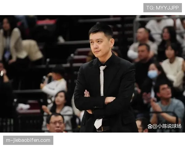 终场哨响，杨鸣与老将韩德君在场边紧紧相拥
